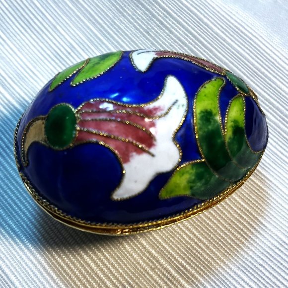 Porcelain Egg shaped Clossoine Trinket Box - Picture 7 of 9
